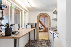a kitchen with a counter and an archway at Waldhaus zur Kleinbahn in Glashütte