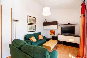 a living room with a couch and a tv at Luisa 2 in Conil de la Frontera