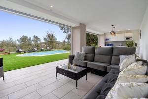 a living room with a couch and a table at Valle de los sueños in Canyelles