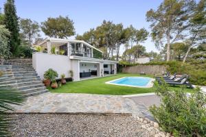 a house with a backyard with a swimming pool at Valle de los sueños in Canyelles