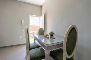 a dining room with a table and chairs at Apartamento Torero ii in Marchena