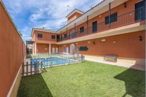 a large building with a swimming pool in a yard at Apartamento Torero ii in Marchena