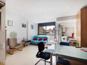 ein Wohnzimmer mit einem blauen Sofa und einem Tisch in der Unterkunft Gesmark in Mataró
