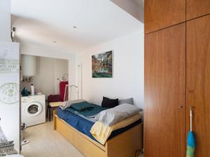 ein Schlafzimmer mit einem Bett und einer Waschmaschine in der Unterkunft Gesmark in Mataró