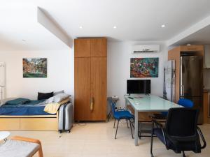 ein Schlafzimmer mit einem Bett und einem Schreibtisch mit Computer in der Unterkunft Gesmark in Mataró + 7 Fotos