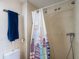 ein Badezimmer mit Dusche und einem Duschvorhang im Stadtstil in der Unterkunft Gesmark in Mataró