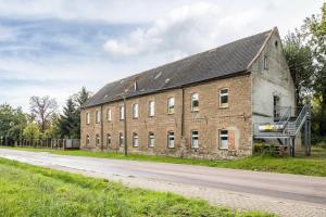an old brick building on the side of a road at Haus Wipperblick in Osmarsleben