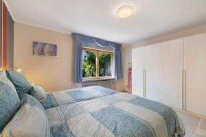 a bedroom with a bed and a window at Ferienwohnung Janko in Meßstetten