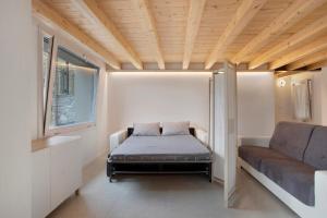 a small bedroom with a bed and a window at Maison Millet Ozein in Aymavilles