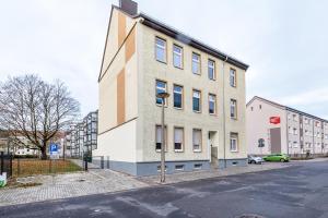 a building on the side of a street at Ferienwohnung Agnes in Dessau