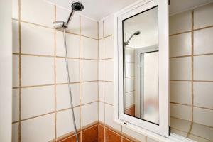 a bathroom with a shower and a mirror at Estudio La Morena in El Pris