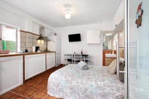 a kitchen with a bed in a room at Estudio La Morena in El Pris