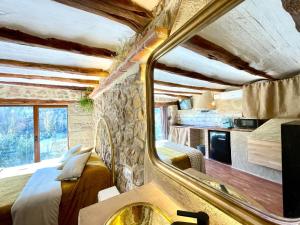 a room with a bed and a mirror at Duende in Olba