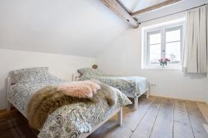 a bedroom with two beds and a window at Armenhaus 1828 in Görisried