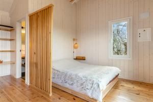 a bedroom with a bed and a window at Cabañas Entre Castaños in Jubrique