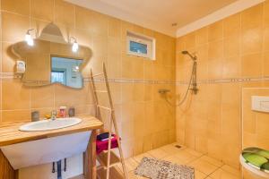 a bathroom with a sink and a shower at Clos Des Hogues - Chambres d'hôtes in Saint-Léonard