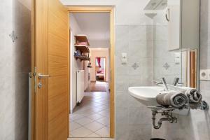 a bathroom with a sink and a mirror at Xxl-appartement Moarhof in Sand in Taufers