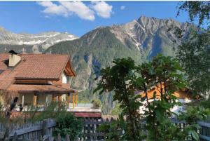a house with mountains in the background at Xxl-appartement Moarhof in Sand in Taufers