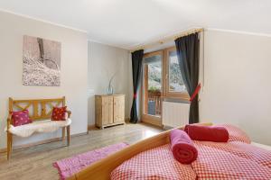 a bedroom with a bed and a window at Xxl-appartement Moarhof in Sand in Taufers