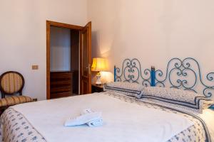 a bedroom with a bed with two towels on it at Poggio Loccano in Montevarchi