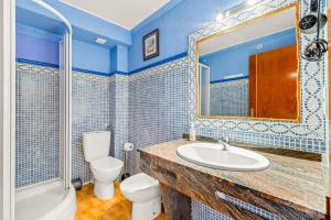 a bathroom with a sink toilet and a mirror at Unique Apartahotel 4-2 in Torrevieja +12 photos