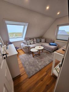 a living room with a couch and a table at Hus Matje in Langeneß