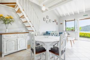 a kitchen and dining room with a table and chairs at Las Candelas - Las Sopeñas in Oreña