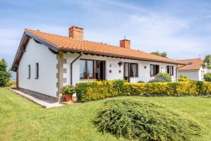 a white house with a green yard at Las Candelas - Las Sopeñas in Oreña