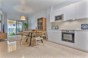 a kitchen and dining room with a table and chairs at Apartamento Luminoso Con Terraza in Puerto de la Cruz