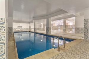 a swimming pool with blue water in a building at Apartamento Luminoso Con Terraza in Puerto de la Cruz