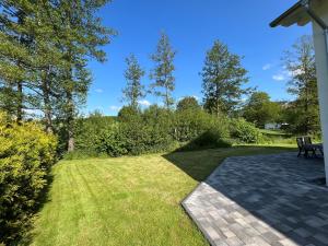 a backyard with a bench and grass and trees at Ferienwohnung Repetal in Attendorn