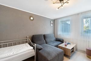 a living room with a couch and a bed and a table at Ferienwohnung Knittlingen in Knittlingen