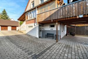 a patio with a bench in front of a building at Ferienwohnung Knittlingen in Knittlingen