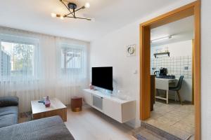 a living room with a couch and a television at Ferienwohnung Knittlingen in Knittlingen