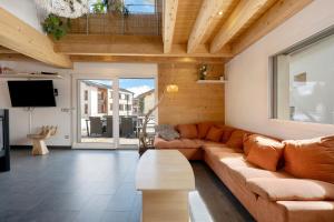 a living room with a couch and a tv at Chalet Aussois Lerovi in Aussois