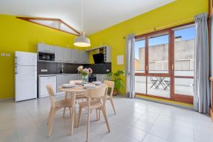 a kitchen and dining room with a table and chairs at Loft El Til-ler in Bellvei del Penedes +18 photos