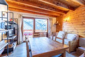 a kitchen and dining room with a table in a room at L'Alpazen Jouve Duplex in Saint-Véran
