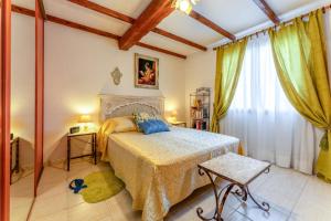 a bedroom with a king sized bed in a room at Gîte Le Séguret in Entrechaux