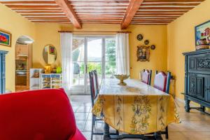 a kitchen and dining room with a table and chairs at Gîte Le Séguret in Entrechaux