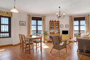a living room with a table and chairs at Cobijadas75 Segur in Vejer de la Frontera