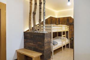 a bunk bed room with two bunk beds and a bench at Ride Home 2 in Commezzadura