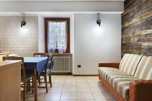 a dining room with a table and a couch at Ride Home 2 in Commezzadura +8 photos