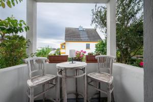 two chairs and a table on a balcony at Ferienwohnung Bettersleepat8 in Limburg an der Lahn