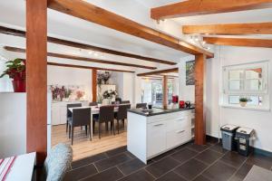 an open kitchen and dining room with wooden beams at Vogtshaus de Luxe in Gernsbach