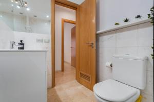 a bathroom with a toilet and a sink at Apartamento Centro con Aparcamiento in Santa Cruz de Tenerife +20 photos