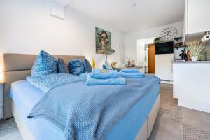 a blue bed with blue pillows on top of it at Steuermann am Steinhuder Meer in Wunstorf