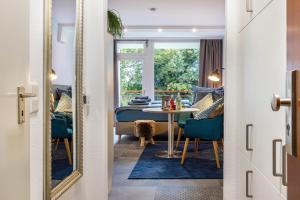 a dining room with a table and a window at Steuermann am Steinhuder Meer in Wunstorf