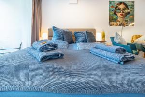 a blue bed with towels on top of it at Steuermann am Steinhuder Meer in Wunstorf