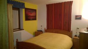 a small bedroom with a bed and a window at Chambre d'hôtes dans les Alpes in Conclonaz