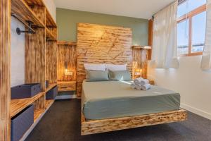a bedroom with a bed with a wooden headboard at Terra Nova Penthouse in Lajita